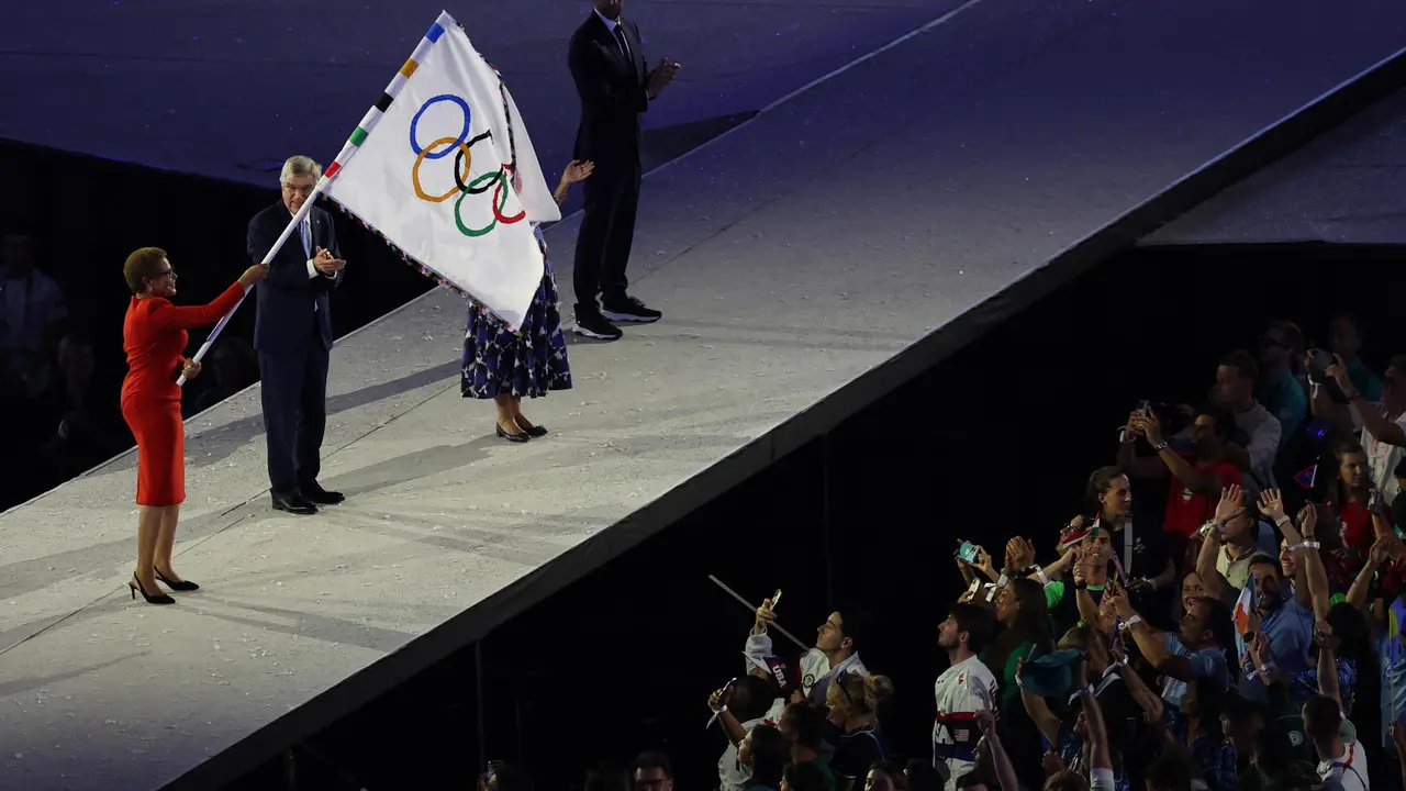 La alcaldesa de Los Angeles, Karen Bass (i), ondea la bandera ol&iacute;mpica, junto al presidente del COI, Thomas Bach (c), durante la ceremonia de clausura de los Juegos Ol&iacute;mpicos de Par&iacute;s 2024 celebrada este domingo, en el Estadio de Francia en Saint-Denis (Francia).EFE/ Miguel Guti&eacute;rrez
