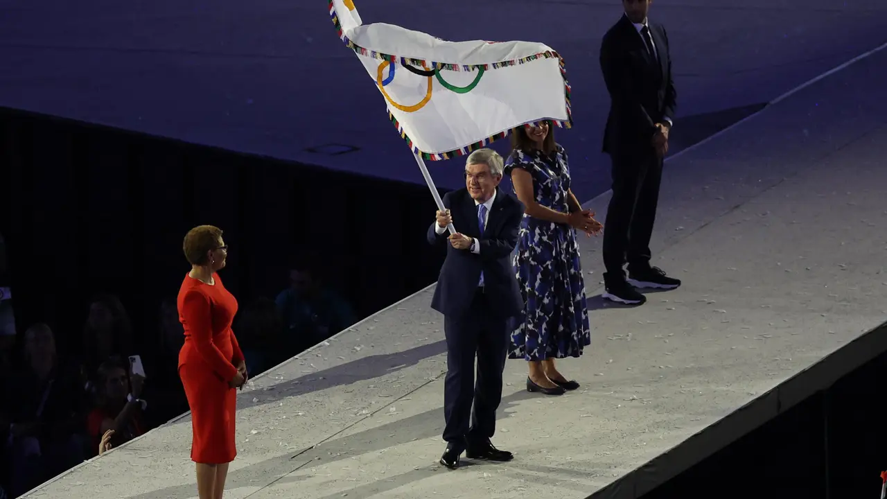 La alcaldesa de Los Angeles, Karen Bass (i), recibe la bandera ol&iacute;mpica de manos del presidente del COI, Thomas Bach (c), durante la ceremonia de clausura de los Juegos Ol&iacute;mpicos de Par&iacute;s 2024 celebrada en el Estadio de Francia en Saint-Denis. EFE/ Miguel Guti&eacute;rrez