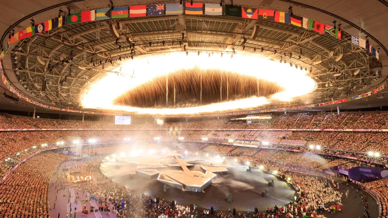 Fuegos artificiales iluminan el estadio durante la Ceremonia de Clausura de los Juegos Ol&iacute;mpicos de Par&iacute;s 2024, este domingo, en el Estadio Stade de France en Par&iacute;s (Francia). EFE/EPA/RITCHIE B. TONGO
