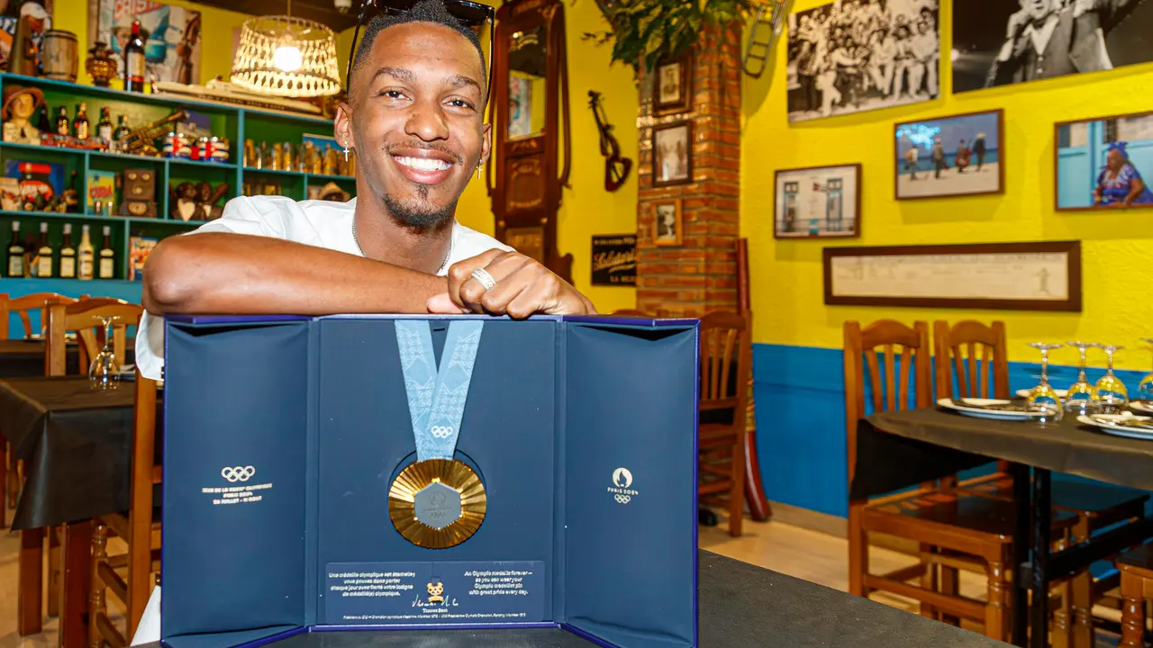 Jordan D&iacute;az posa con la medalla de oro del triple salto que conquist&oacute; en los Juegos Ol&iacute;mpicos de Par&iacute;s, durante la entrevista con la Agencia EFE. EFE/JAVIER BELVER