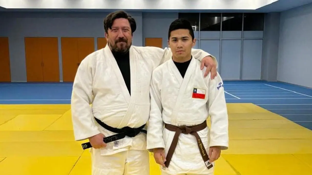 Fotograf&iacute;a de archivo cedida por la Fundaci&oacute;n Luz del judoca chileno con discapacidad Johann Herrera (d) y su entrenador Francisco Sep&uacute;lveda, quienes participar&aacute;n en los Juegos Paral&iacute;mpicos de Par&iacute;s. EFE/ Fundaci&oacute;n Luz /SOLO USO EDITORIAL/SOLO DISPONIBLE PARA ILUSTRAR LA NOTICIA QUE ACOMPA&Ntilde;A (CR&Eacute;DITO OBLIGATORIO)