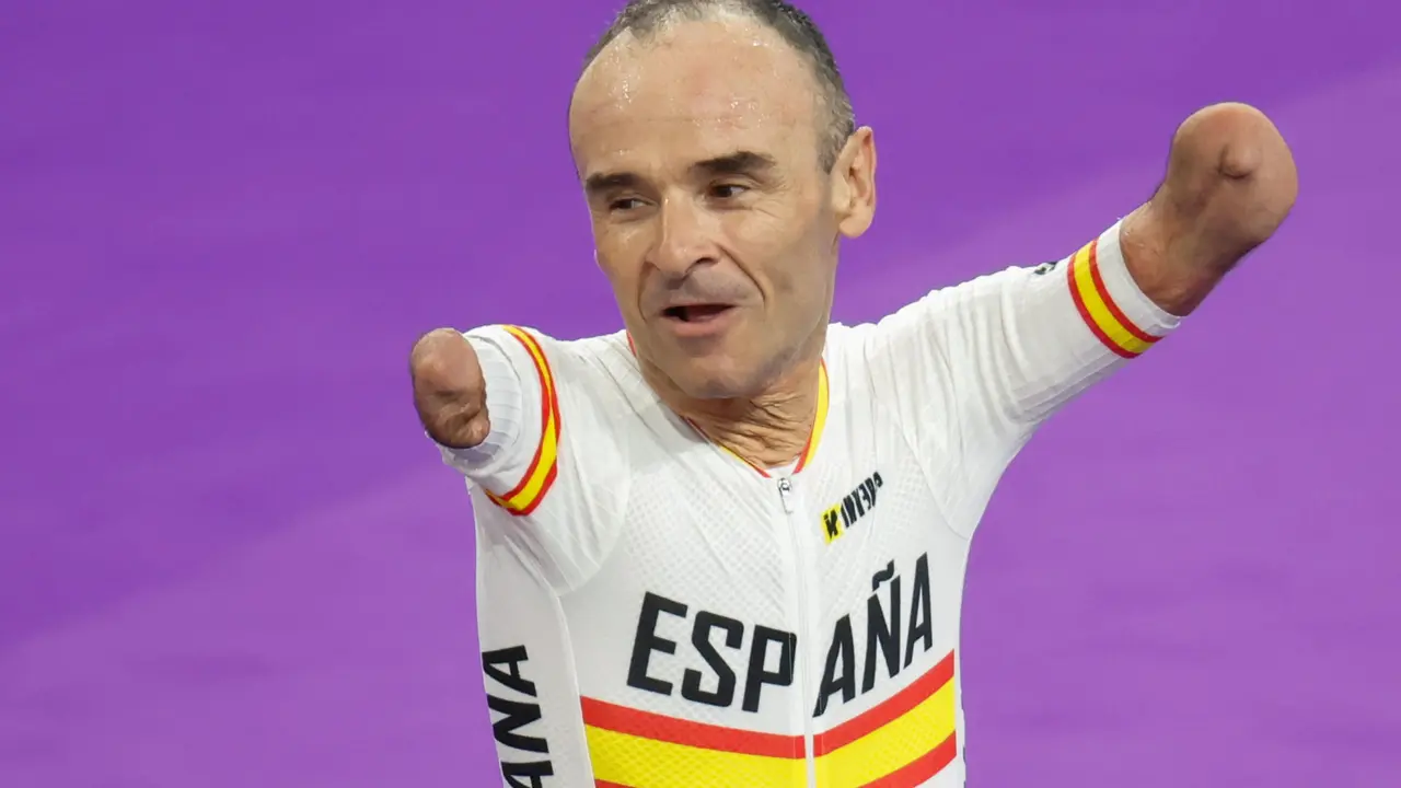 El ciclista espa&ntilde;ol Ricardo Ten tras la prueba de persecuci&oacute;n de 3000 metros, en la que ha conseguido la medalla de bronce, este jueves en los Juegos Paral&iacute;mpicos Par&iacute;s 2024. EFE/Javier Etxezarreta