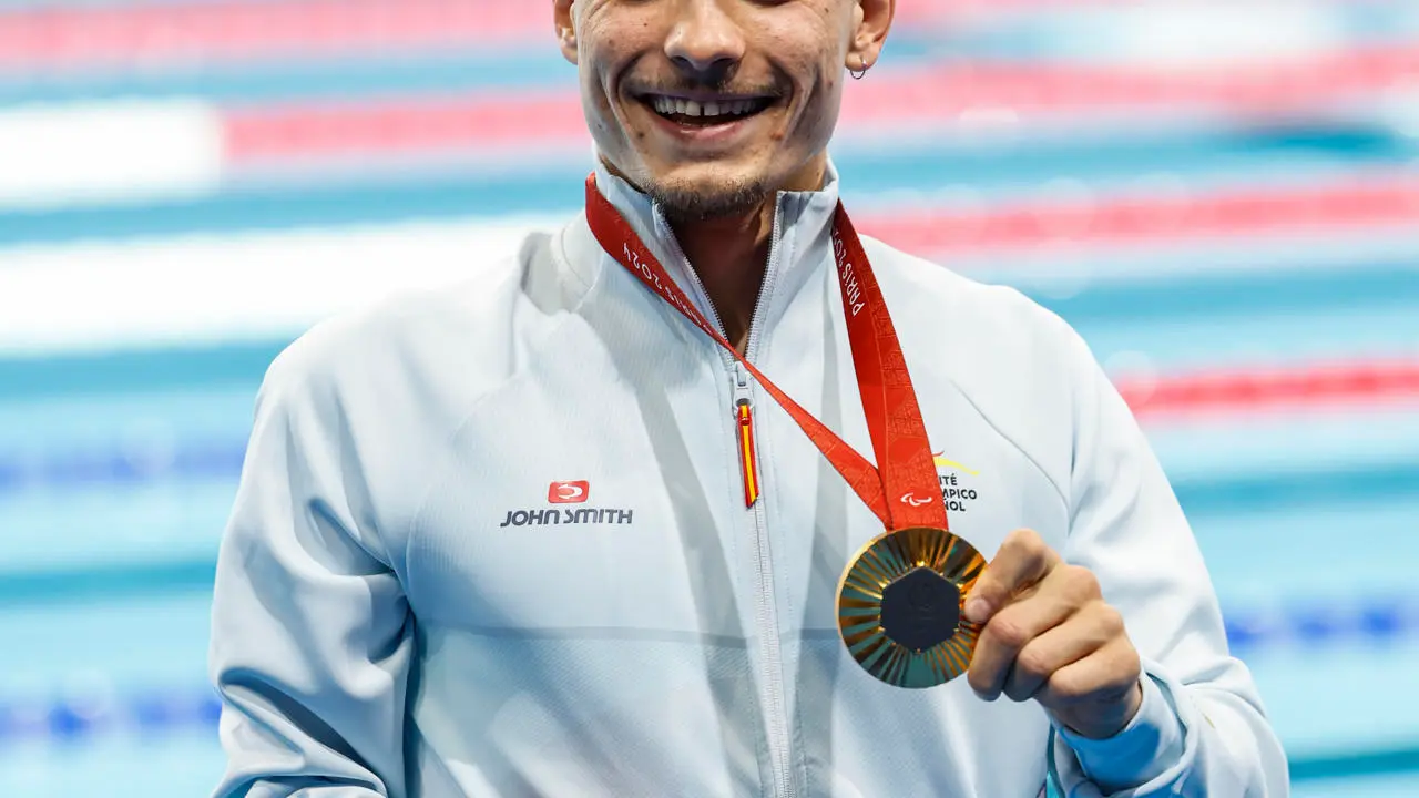 El guipuzcoano I&ntilde;igo Llopis se proclam&oacute; este s&aacute;bado en la piscina de La Defense Arena de Par&iacute;s campe&oacute;n paral&iacute;mpico de los 100 espalda, clase S8 de discapacitados f&iacute;sicos, volviendo a subir al podio en esta distancia como hace tres a&ntilde;os en Tokio 2020, cuando recogi&oacute; una plata. EFE/ Javier Etxezarreta