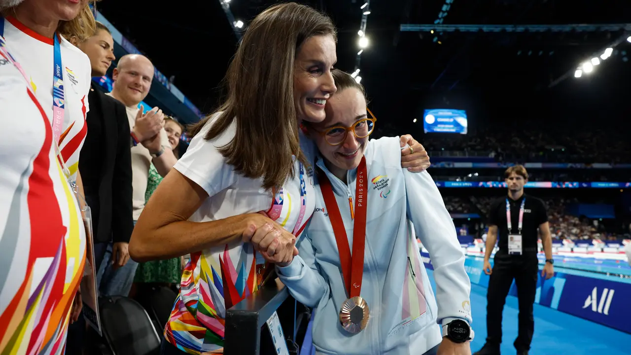 La reina Letizia felicita a la nadadora Mar&iacute;a Delgado tras conseguir su medalla de bronce en la final de 100 metros espalda de los Juegos Paral&iacute;mpicos Par&iacute;s 2024, este s&aacute;bado en la capital francesa. EFE/ Javier Etxezarreta