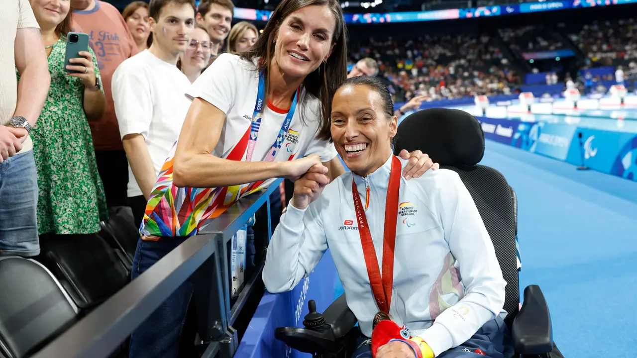 La reina Letizia (i) felicita a la nadadora Teresa Perales por su medalla de bronce en los 50 metros espalda S2 Femenino de los Juegos Paral&iacute;mpicos Par&iacute;s 2024, este s&aacute;bado en la capital francesa. EFE/ Javier Etxezarreta