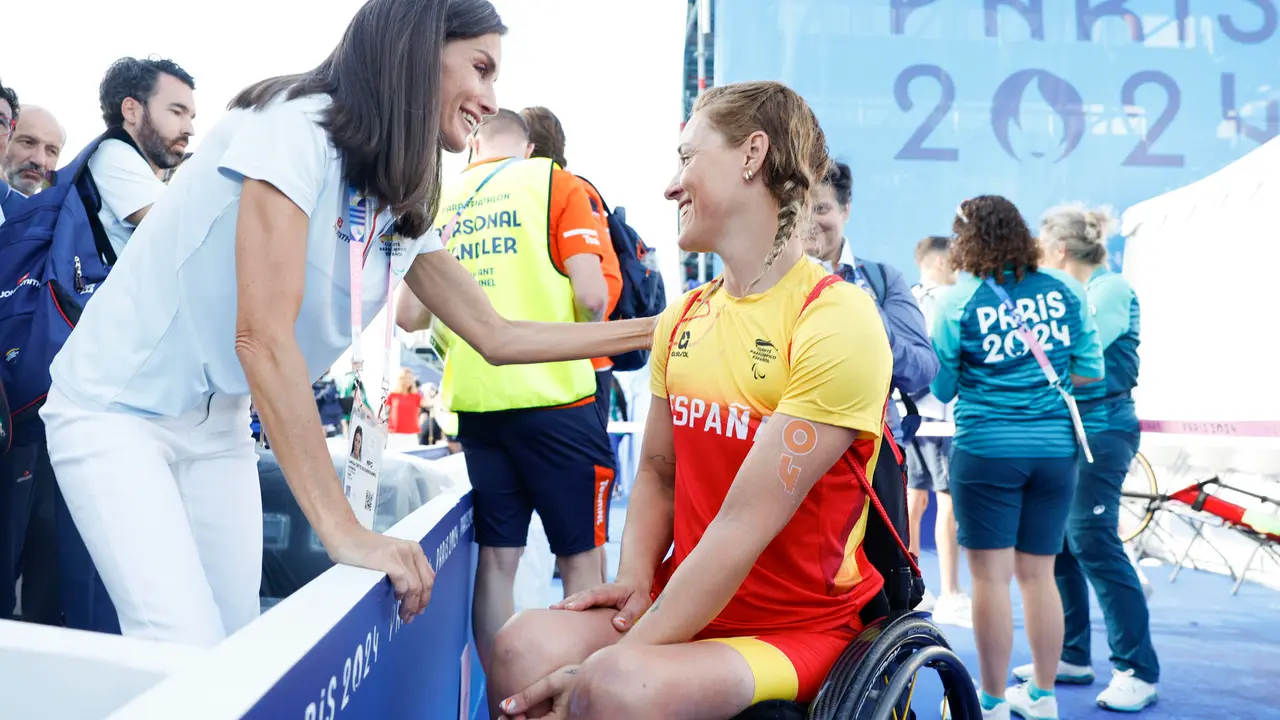 PAR&Iacute;S.- La reina Letizia saluda a la triatleta espa&ntilde;ola Eva Moral, quien compite en la prueba de para triatl&oacute;n femenina este lunes en el r&iacute;o Sena en Par&iacute;s, en el marco de los Juegos Paral&iacute;mpicos Par&iacute;s 2024. EFE/ Javier Etxezarreta