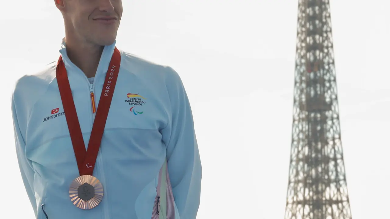 PAR&Iacute;S, 02/09/2024.- El atleta espa&ntilde;ol Nil Riudavets posa en el podio con su medalla de bronce de la categor&iacute;a PTS4 de para triatl&oacute;n masculino de los Juegos Paral&iacute;mpicos de Par&iacute;s 2024, disputada este lunes en la capital francesa. EFE/Javier Etxezarreta