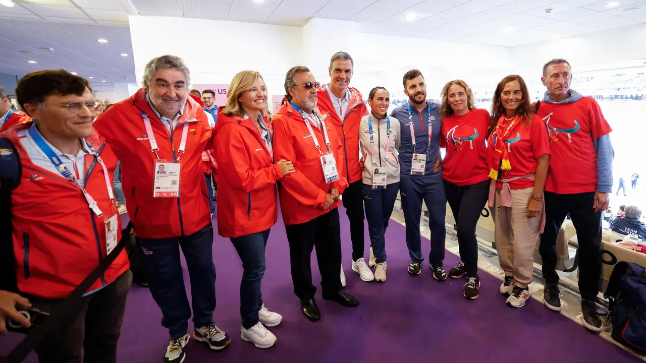 El presidente del Gobierno, Pedro S&aacute;nchez (c), la ministra de Educaci&oacute;n, Formaci&oacute;n Profesional y Deportes, Pilar Alegr&iacute;a (3i), el presidente del Comit&eacute; Paral&iacute;mpico Espa&ntilde;ol, Miguel Carballeda (24), y el presidente del CSD, Jos&eacute; Manuel Uribes (2i), posa con la atleta paral&iacute;mpica Nagore Folgado (3d),en la jornada matutina de atletismo de los Juegos Paral&iacute;mpicos de Par&iacute;s 2024. EFE/ Javier Etxezarreta
