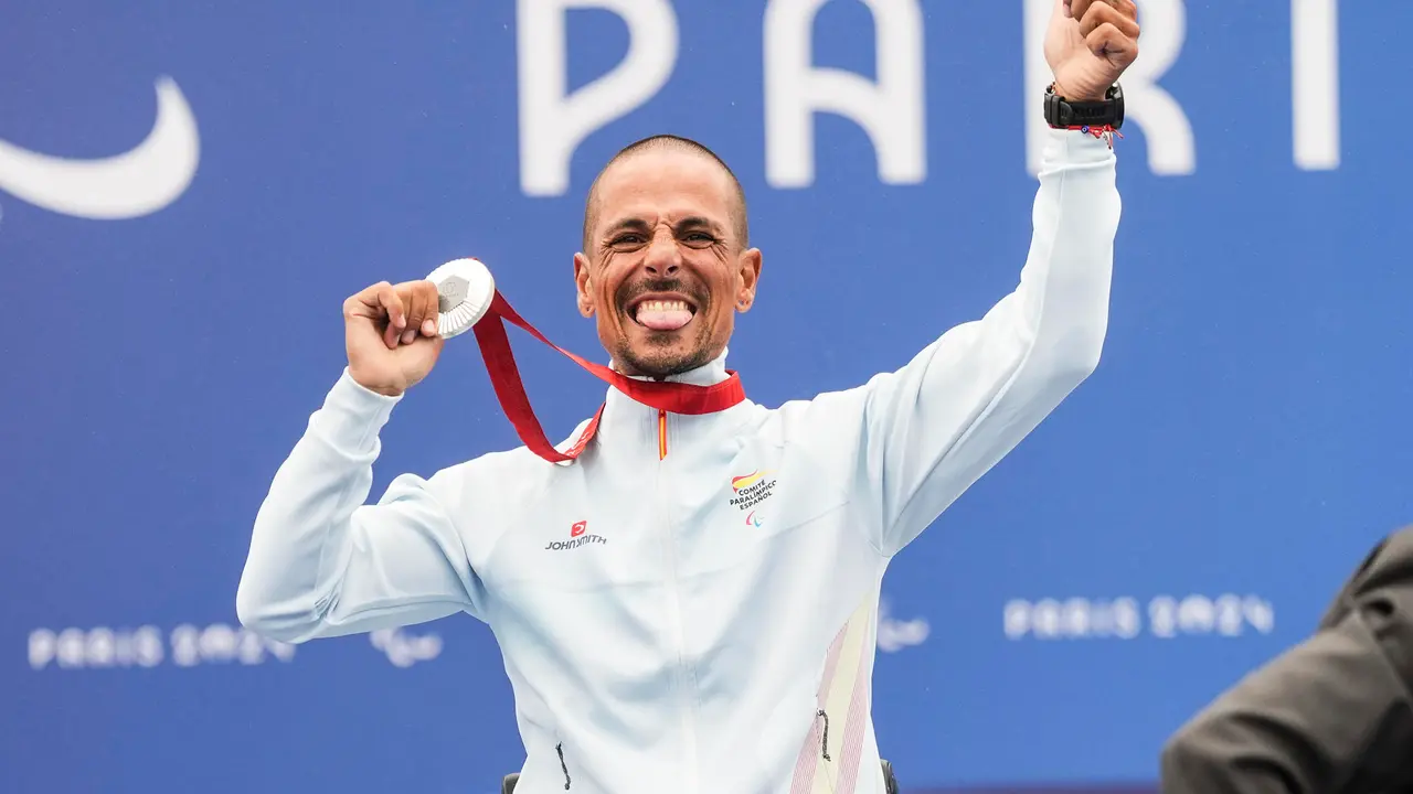 El deportista espa&ntilde;ol Sergio Garrote posa en el podio despu&eacute;s de conseguir la medalla de plata en la carrera de ciclismo en ruta H2 Clichy-Sous-Bois de los Juegos Paral&iacute;mpicos de Par&iacute;s este jueves. EFE/ David Ramirez/CPE /  ***SOLO USO EDITORIAL/SOLO DISPONIBLE PARA ILUSTRAR LA NOTICIA QUE ACOMPA&Ntilde;A (CR&Eacute;DITO OBLIGATORIO)***