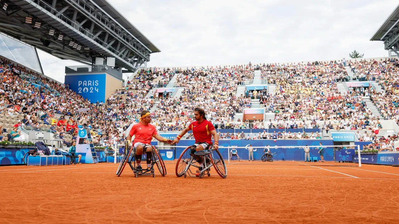 Los tenistas espa&ntilde;oles Mart&iacute;n de la Puente (i) y Daniel Caverzaschi (d) durante el partido por el bronce contra los franceses Frederic Cattaneo y Stephane Houdet, este jueves durante los Juegos Paral&iacute;mpicos de Par&iacute;s 2024. EFE/ Javier Etxezarreta