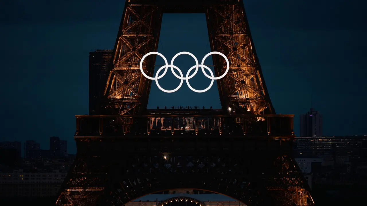 La Torre Eiffel con los aros ol&iacute;mpicos. EFE/EPA/ALEX PLAVEVSKI