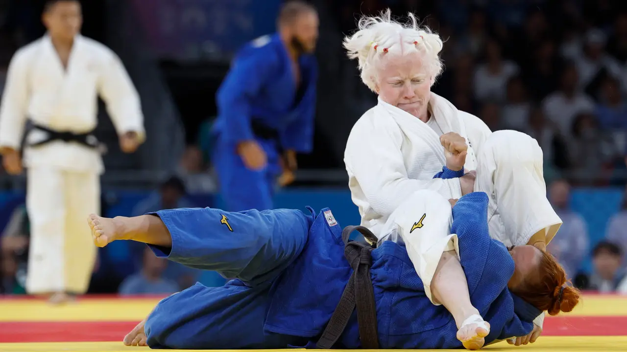 La judoca espa&ntilde;ola Marta Arce durante su combate de Judo Femenino 57 kg J2 contra la judoca turca D&ouml;nd&uuml; Yeşilyurt, en los Juegos Paral&iacute;mpicos de Par&iacute;s este viernes. EFE/ Javier Etxezarreta