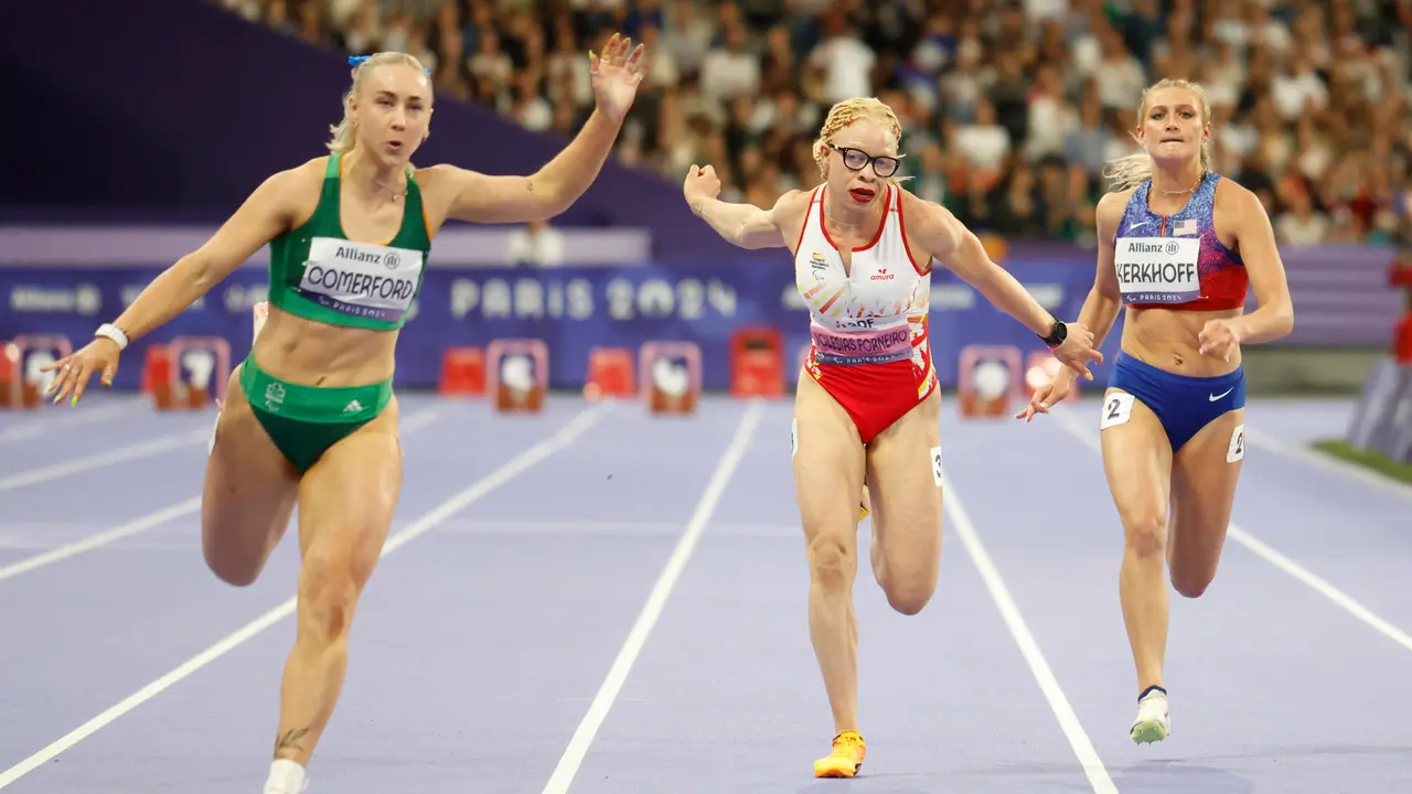 La atleta espa&ntilde;ola Adi Iglesias (c) en la final de los 100 m T13 femenino de los Juegos Paral&iacute;mpicos de Par&iacute;s 2024, en la que obtuvo la quinta posici&oacute;n. EFE/Javier Etxezarreta