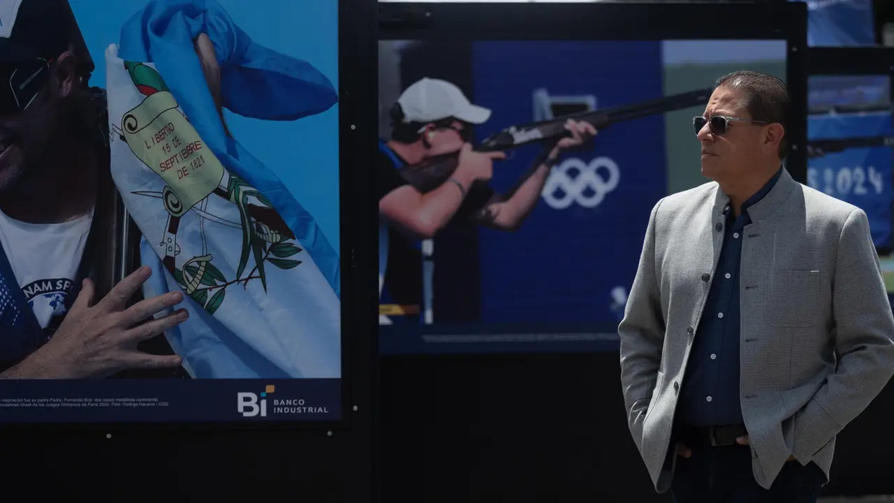 Un hombre visita la exposici&oacute;n fotogr&aacute;fica sobre la participaci&oacute;n de atletas guatemaltecos en los Juegos Ol&iacute;mpicos Par&iacute;s 2024 en la Plaza de la Constituci&oacute;n en la Ciudad de Guatemala (Guatemala). EFE/ David Toro