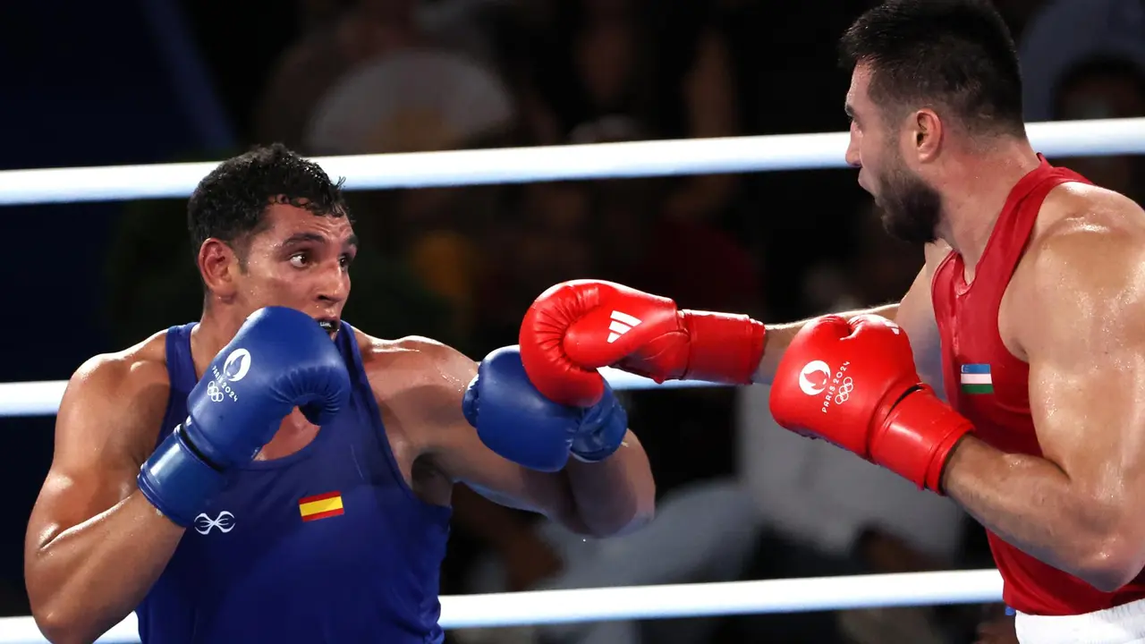 Combate de boxeo ol&iacute;mpico, en Par&iacute;s 2024, entre el uzbeko Bakhodir Jalolov of Uzbekistan (rojo) y el espa&ntilde;ol Ayoub Ghadfa Drissi El Aissaoui (azul), en una foto de archivo. EFE/EPA/YAHYA ARHAB