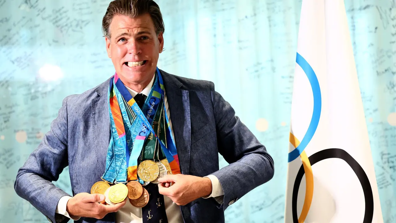 El nadador estadounidense Gary Hall Jr. posa con la r&eacute;plica de las medallas ol&iacute;mpicas que el presidente del COI, Thomas Bach, le entreg&oacute; despu&eacute;s de perder las originales durante los incendios forestales en Los &Aacute;ngeles que destruyeron su casa a principios de este a&ntilde;o, durante una ceremonia en la Casa Ol&iacute;mpica de Lausana, Suiza, 05 de mayo de 2025. (Suiza) EFE/EPA/Denis Balibouse / POOL POOL, USO EDITORIAL SOLAMENTE