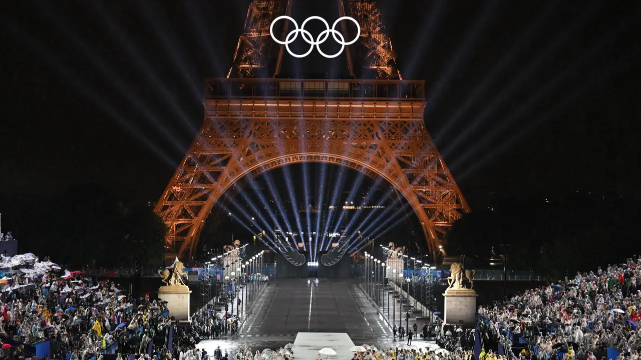 Vista de los aros ol&iacute;mpicos en la Torre Eiffel durante el discurso del presidente del COI, Thomas Bach, durante la ceremonia de inauguraci&oacute;n de los Juegos Ol&iacute;mpicos de Par&iacute;s 2024. EFE/Joel Marklund POOL
