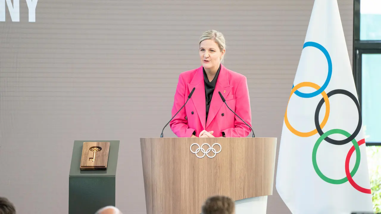 La zimbabuense Kirsty Coventry se ha convertido en la d&eacute;cima presidenta del Comit&eacute; Ol&iacute;mpico Internacional (COI), primera mujer que ostenta el cargo, tras la ceremonia de traspaso de poderes con su predecesor, el alem&aacute;n Thomas Bach, en la sede del organismo en Lausana (Suiza). EFE/ IOC/Greg Martin // SOLO USO EDITORIAL/SOLO DISPONIBLE PARA ILUSTRAR LA NOTICIA QUE ACOMPA&Ntilde;A (CR&Eacute;DITO OBLIGATORIO)