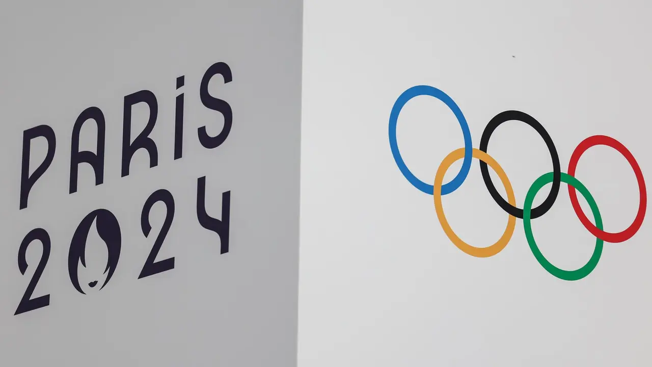 Los anillos ol&iacute;mpicos y el logotipo de los Juegos Ol&iacute;mpicos de 2024, en la villa de los atletas. EFE/EPA/Mohammed Badra```
