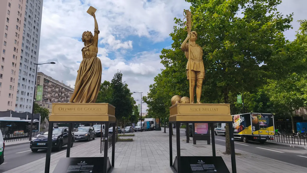 Par&iacute;s conmemora el aniversario de los Juegos Ol&iacute;mpicos de 2024 sacando a la calle las estatuas doradas de mujeres ilustres como Simone de Beauvoir, Olympe de Gouges, Simone Veil o Alice Milliat, que fueron protagonistas de la ceremonia inaugural vista por cerca de 5.000 millones de personas en todo el mundo. EFE/ Isabel Rodr&iacute;guez Ramiro