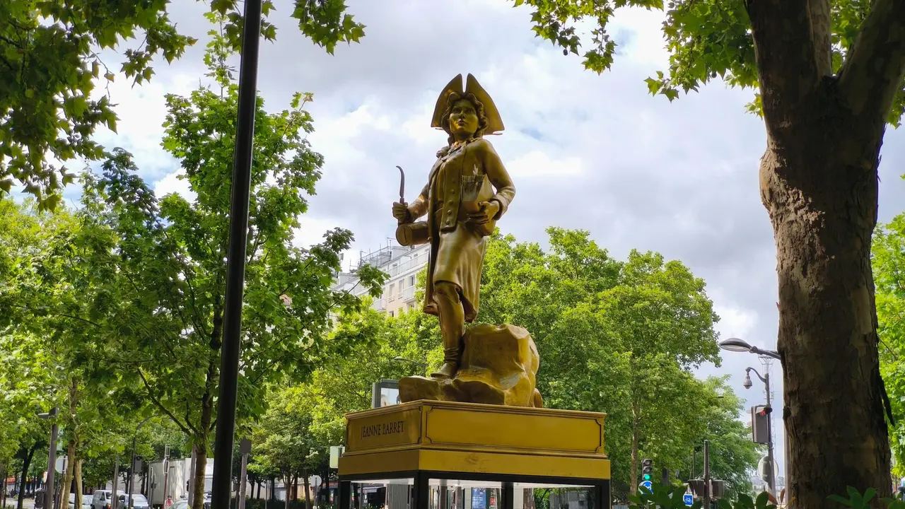 Par&iacute;s conmemora el aniversario de los Juegos Ol&iacute;mpicos de 2024 sacando a la calle las estatuas doradas de mujeres ilustres como Simone de Beauvoir, Olympe de Gouges, Simone Veil o Alice Milliat, que fueron protagonistas de la ceremonia inaugural vista por cerca de 5.000 millones de personas en todo el mundo. EFE/ Isabel Rodr&iacute;guez Ramiro